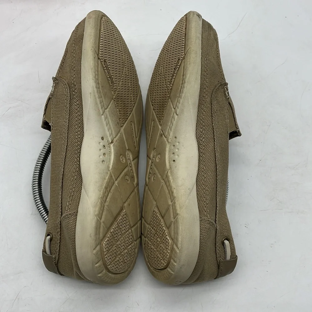 Crocs tan canvas slip on loafers size 7. CR8657D - Picture 5 of 8